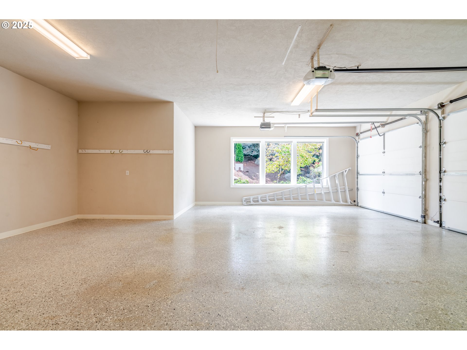 1904 Northwest Eagles Ridge Lane Albany, OR 97321 - Photo 22 of 48 Garage