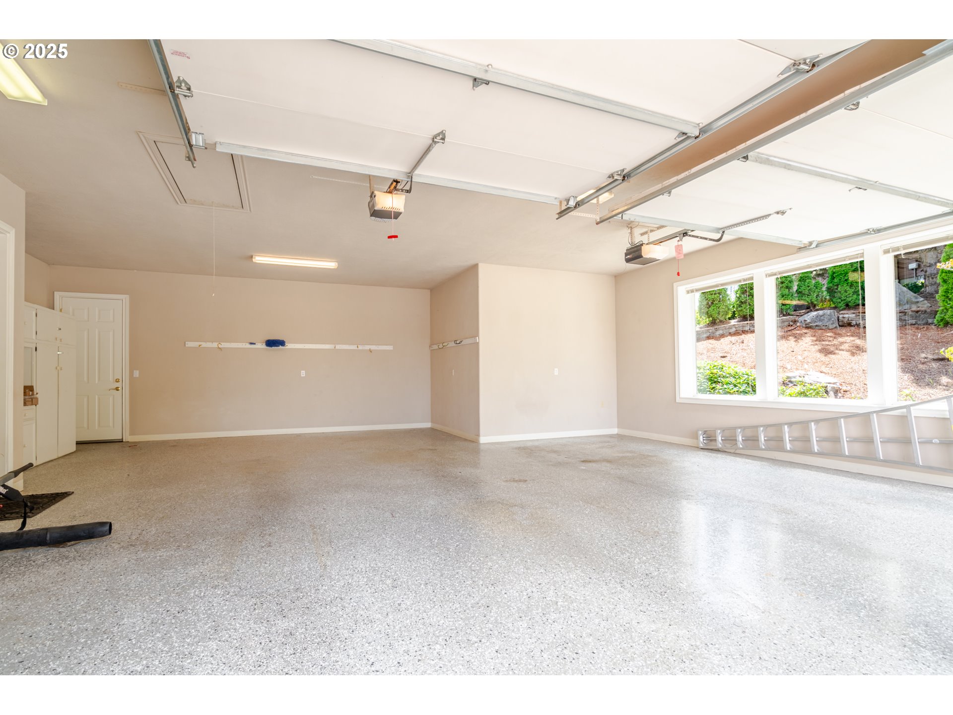 1904 Northwest Eagles Ridge Lane Albany, OR 97321 - Photo 23 of 48 Garage