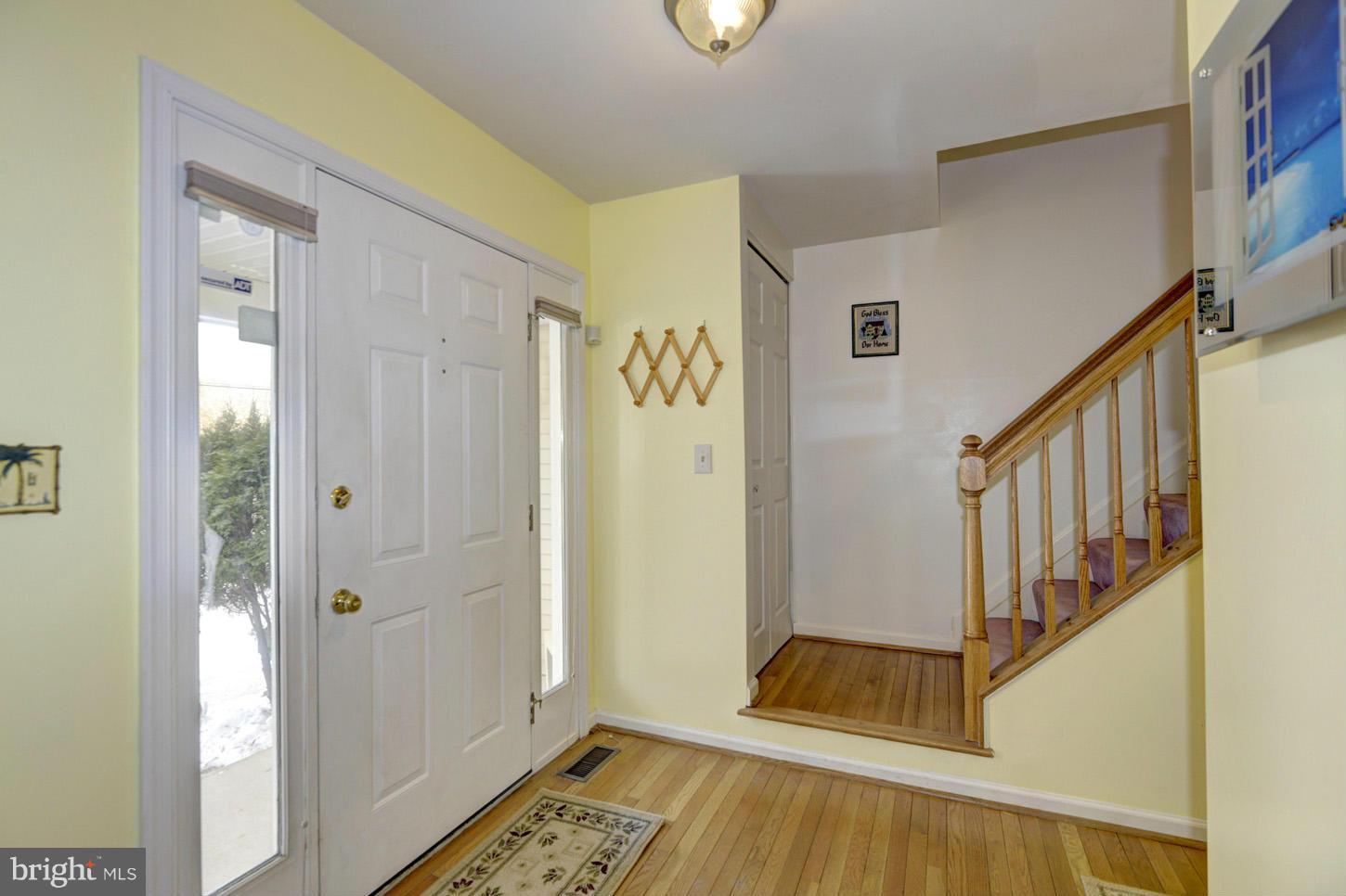 8565 Davis Road Columbia, MD 21045 - Photo 2 of 29 Foyer