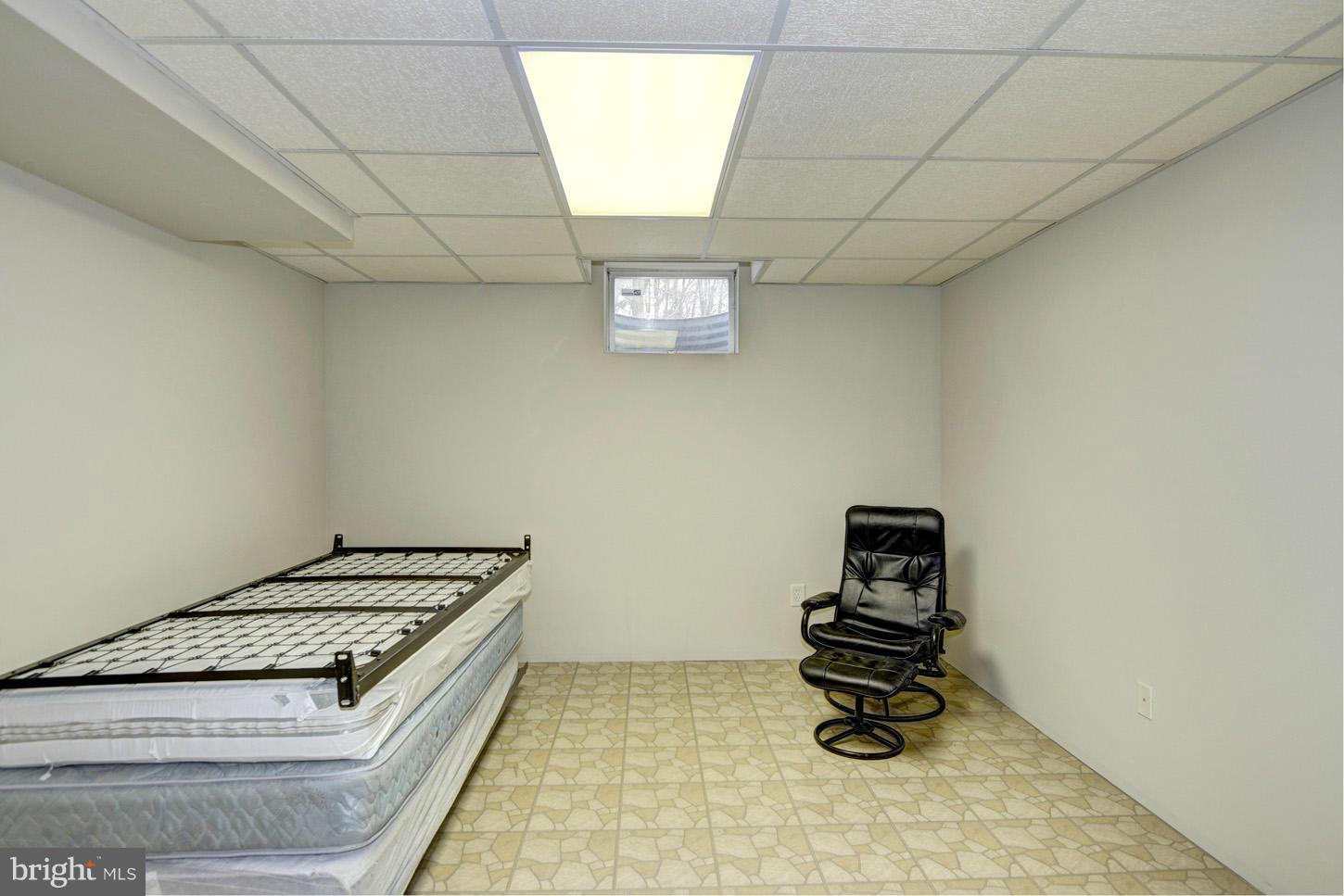 8565 Davis Road Columbia, MD 21045 - Photo 23 of 29 Guest Room