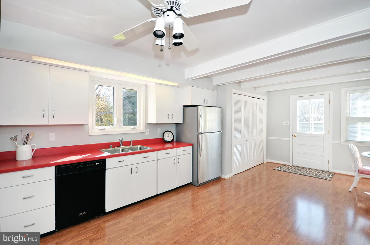 12563 Dulaney Valley Road Phoenix, MD 21131 - Photo 7 of 30 Kitchen with spacious eating area