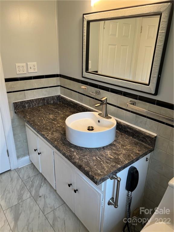 280 Stone Road, Unit 16 Salisbury, NC 28146 - Photo 14 of 25 a bathroom with a granite countertop sink and a mirror