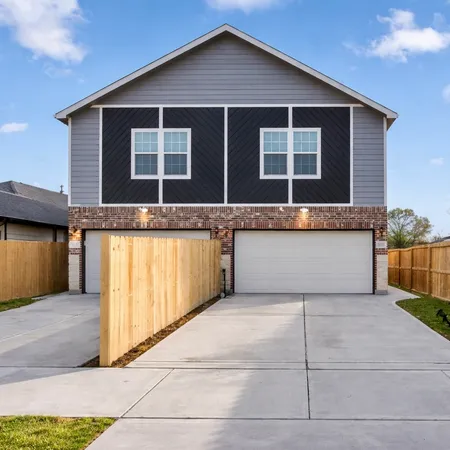 a view of a house with backyard