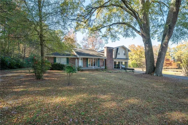 a view of a yard in front of the house