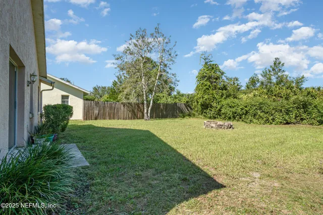 a view of a yard with an tree