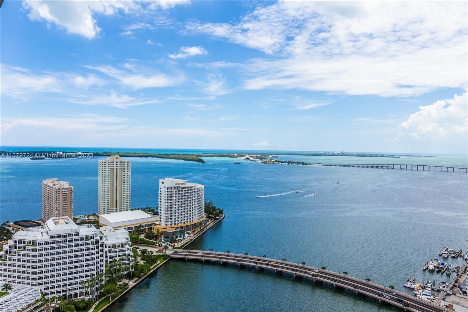 495 Brickell Avenue, Unit 3603 Miami, FL 33131 - Photo 38 of 48 a balcony with a table