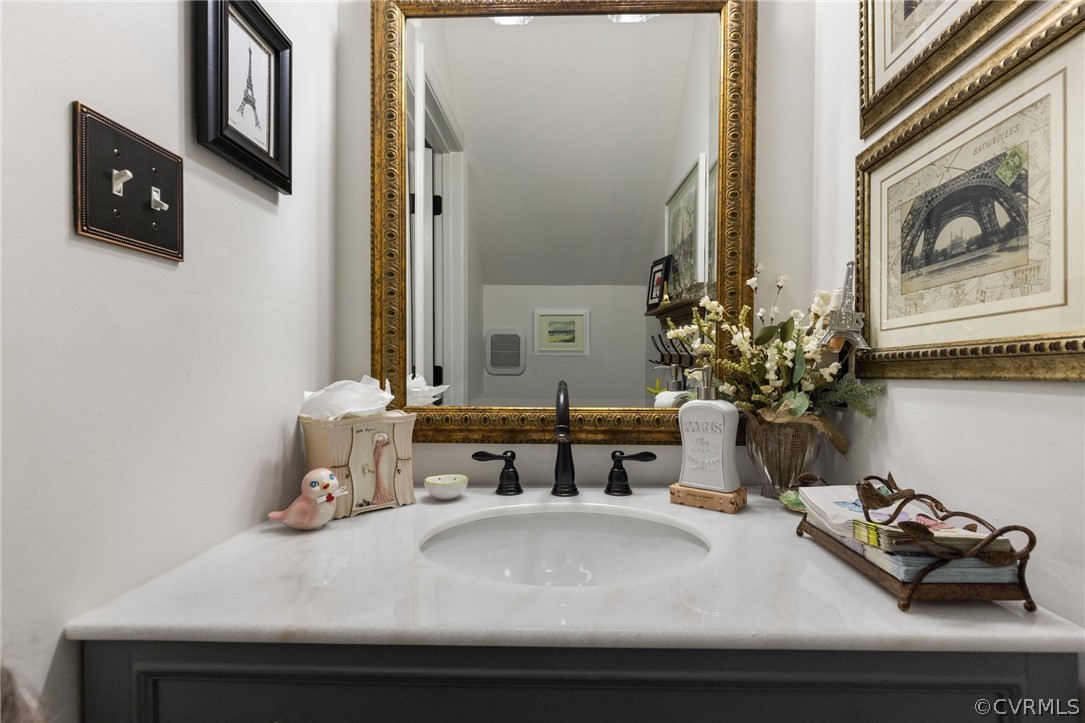 5603 Standing Oak Road Midlothian, VA 23112 - Photo 21 of 39 a room with a couch and a potted plant