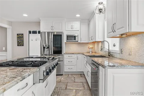 $999,900 | 1609 Featherstone Drive, Town and Country, MO 63131