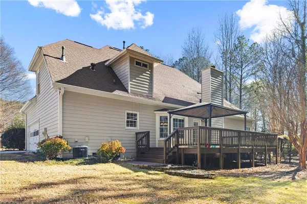 a view of a house with a yard and roof view