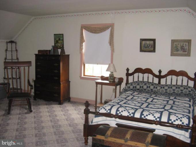 11625 Walnut Point Road Hagerstown, MD 21740 - Photo 16 of 25 a living room with furniture