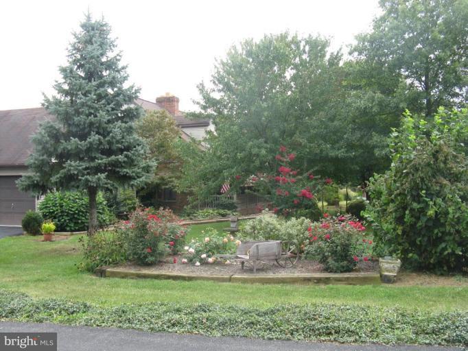 11625 Walnut Point Road Hagerstown, MD 21740 - Photo 5 of 25 a view of a garden
