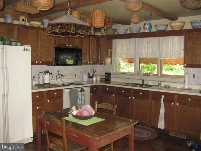 11625 Walnut Point Road Hagerstown, MD 21740 - Photo 10 of 25 a kitchen with a table and chairs in it