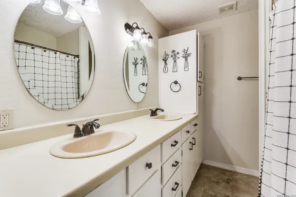 $325,000 | 313 Private Road 6430, Hondo, TX 78861