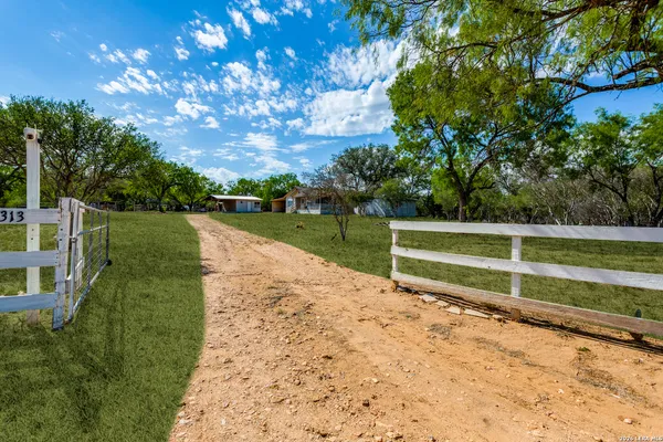 $325,000 | 313 Private Road 6430, Hondo, TX 78861