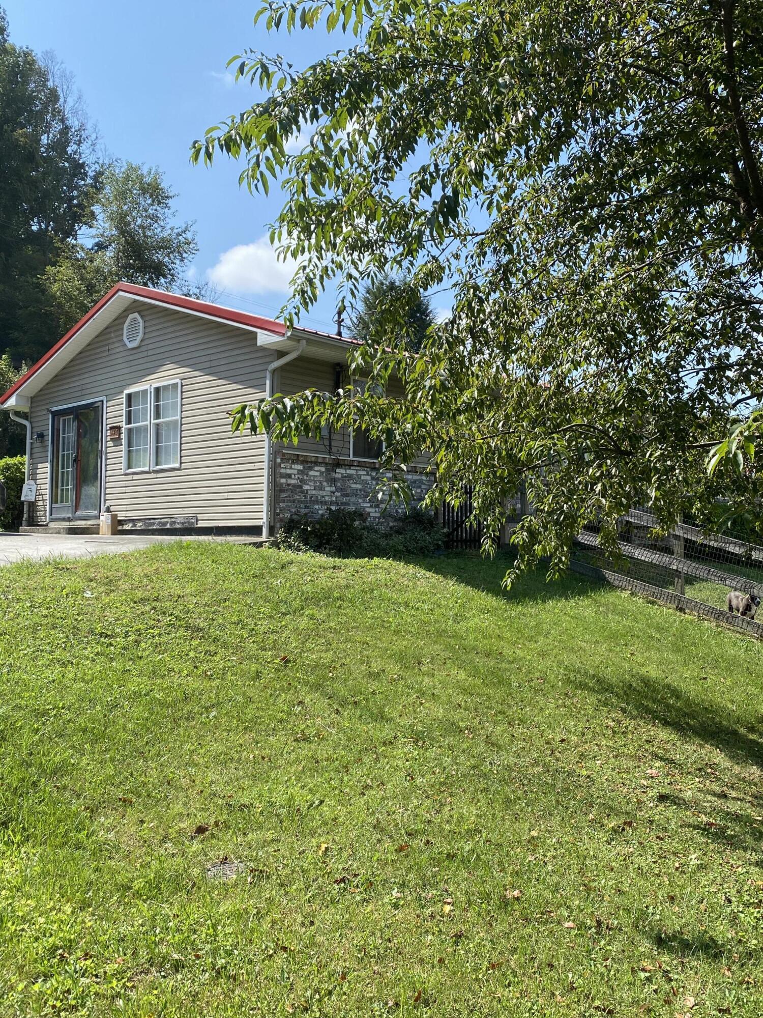 146 Lee Heights Road Rose Hill, VA 24281 - Photo 1 of 13 6B6C4D4E-6971-4857-9627-FA2A2E8789B5