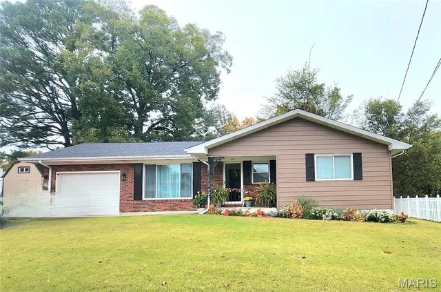 $180,000 | 211 Dixie Drive, Chester, IL 62233