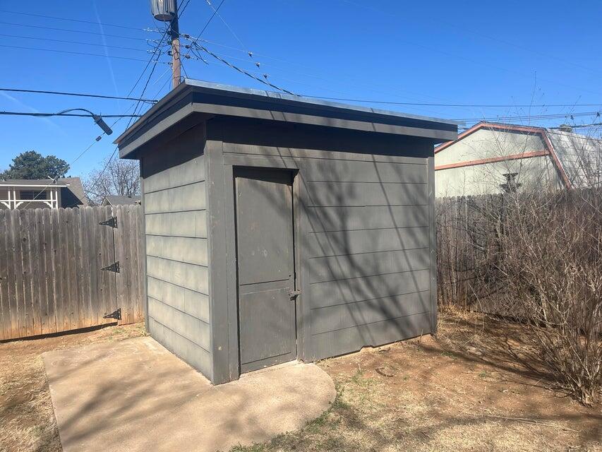 1209 Xenia Street Plainview, TX 79072 - Photo 27 of 31 a view of a garage