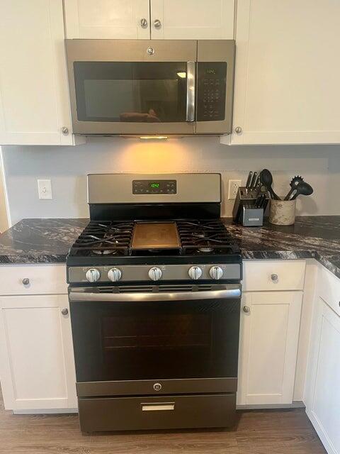 1209 Xenia Street Plainview, TX 79072 - Photo 10 of 31 a stove top oven sitting inside of a kitchen
