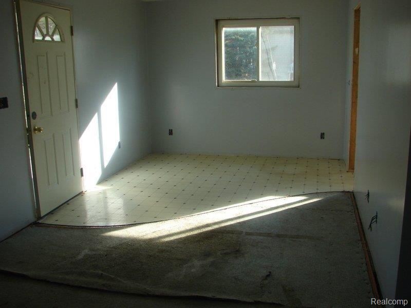 19250 Sylvia Road Romulus, MI 48174 - Photo 4 of 18 LIVING ROOM
