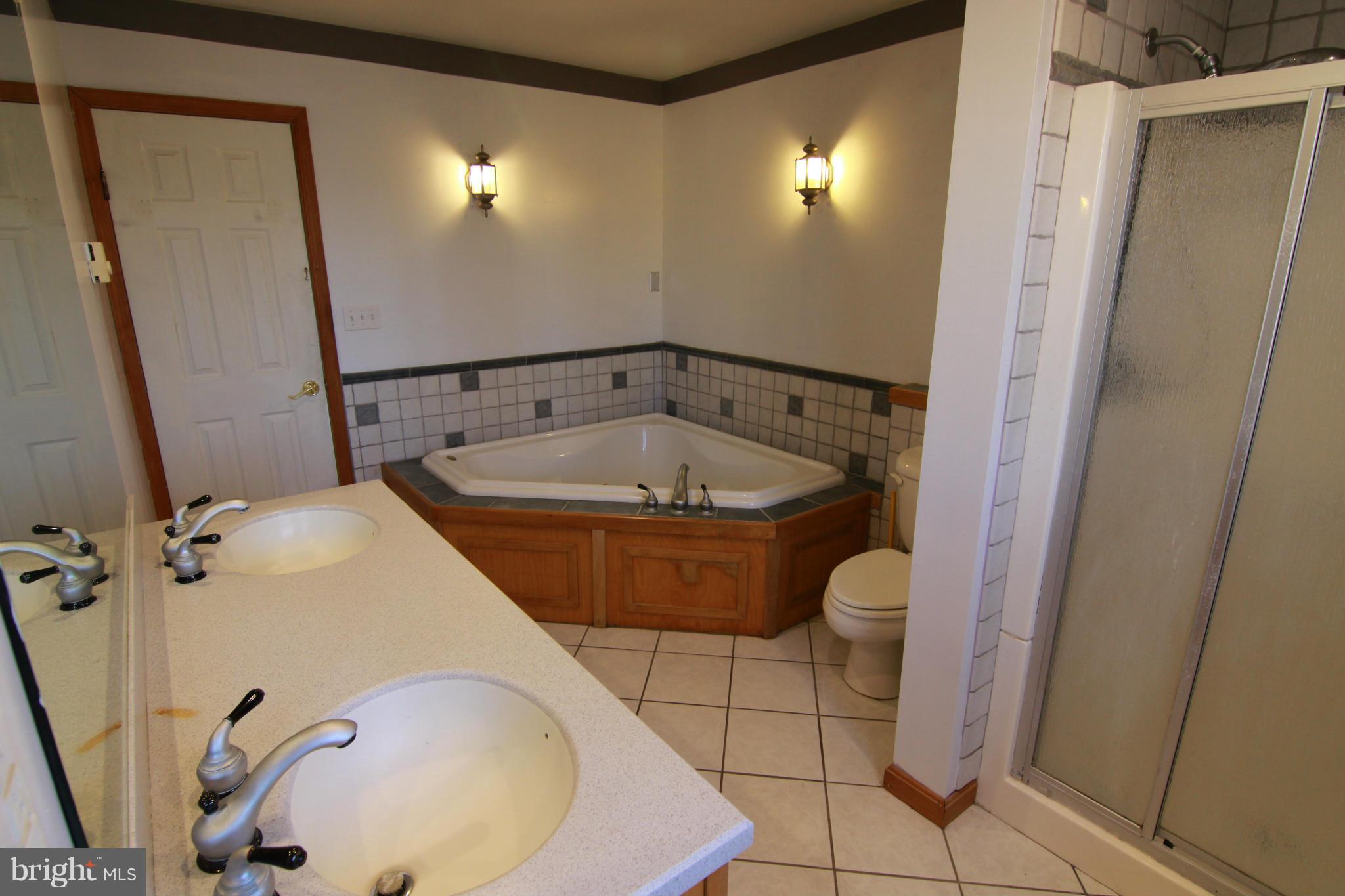 19418 Spooks Hill Road Manchester, MD 21102 - Photo 15 of 28 Upstairs Bathroom w/ Tub