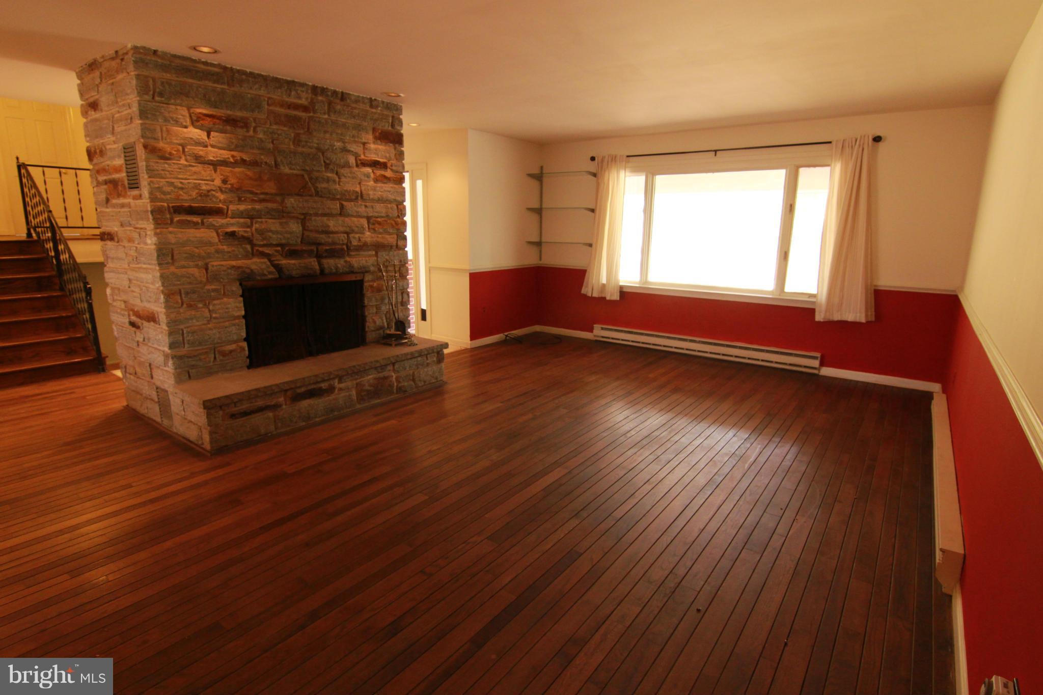 19418 Spooks Hill Road Manchester, MD 21102 - Photo 8 of 28 Living Room