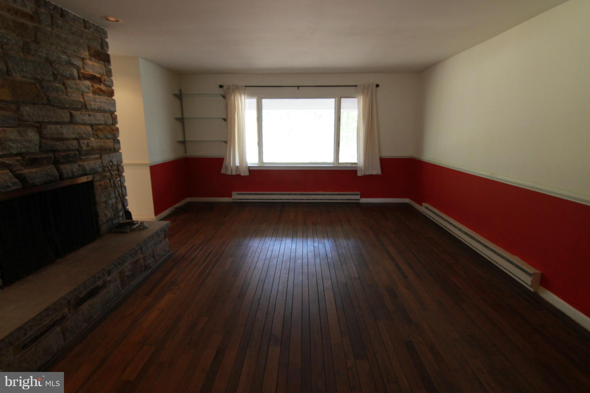 19418 Spooks Hill Road Manchester, MD 21102 - Photo 10 of 28 Living Room