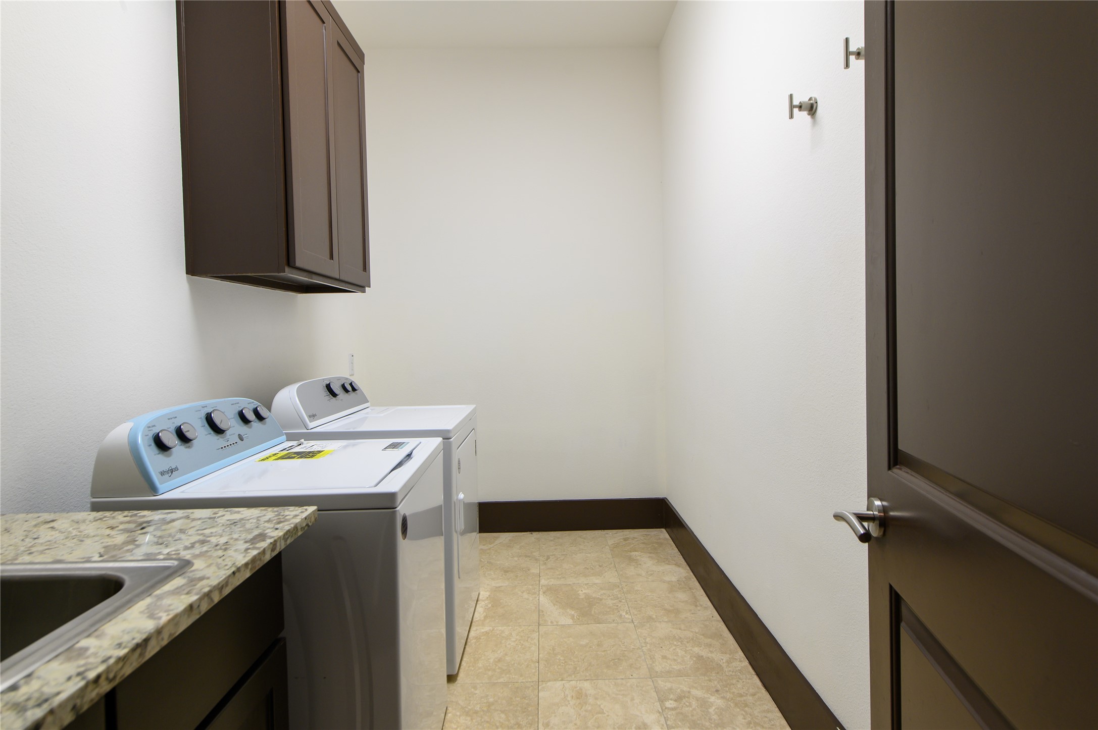 30 Freestone Stream Place Spring, TX 77389 - Photo 31 of 43 UTILITY ROOM WITH SINK