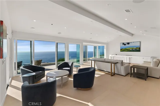 a view of a back yard