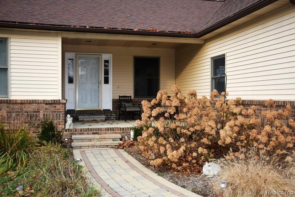 7215 Faussett Road Fenton, MI 48430 - Photo 6 of 46 6 frt entrance.jpg