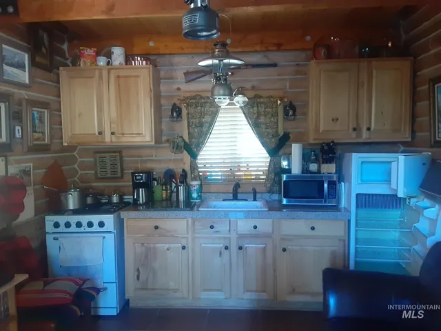 $299,000 | 2074 Fleck Smt Road, Fairfield, ID 83327