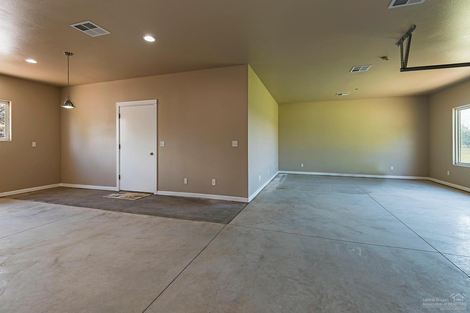 63311 Abbey Rd Bend Bend, OR 97701 - Photo 17 of 25 Gallery Image 17