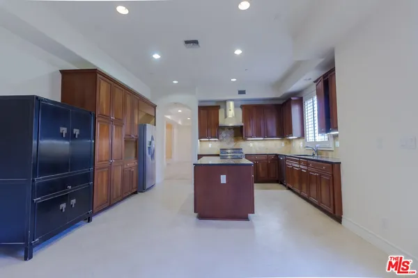 $8,200 | 132 South Crescent Drive, Unit 103, Beverly Hills, CA 90212