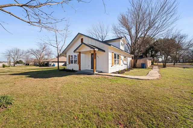 $260,000 | 801 East Brown Street, Ennis, TX 75119