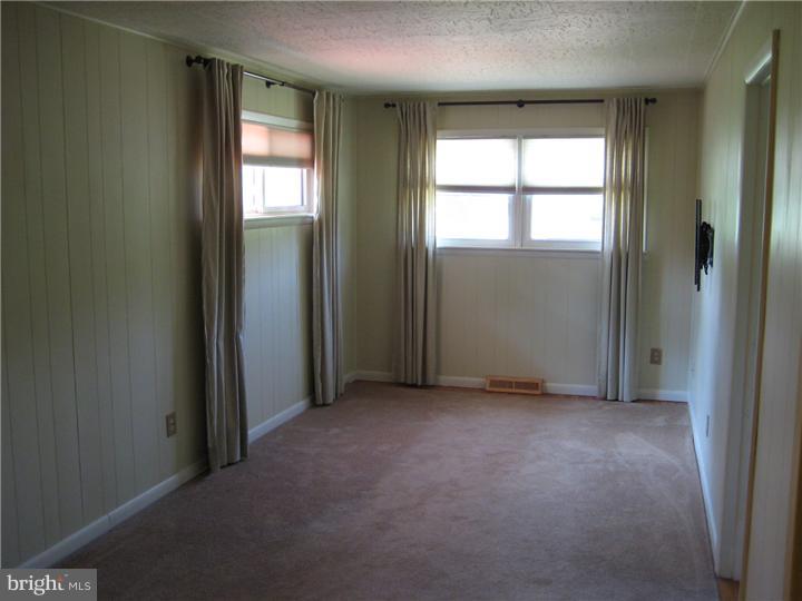 60 Quinton Alloway Road Quinton, NJ 08079 - Photo 11 of 25 Living Room