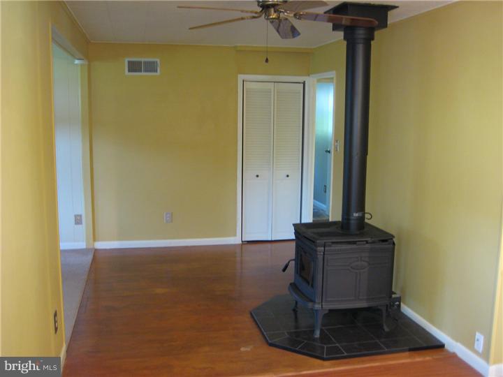 60 Quinton Alloway Road Quinton, NJ 08079 - Photo 9 of 25 Living Room