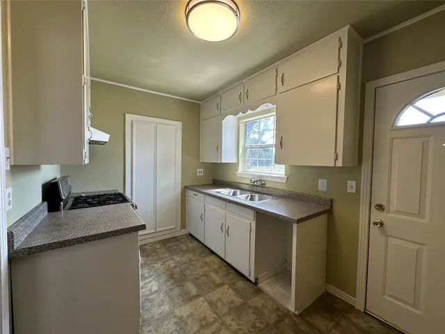 $1,200 | 3439 West 2nd Avenue, Corsicana, TX 75110