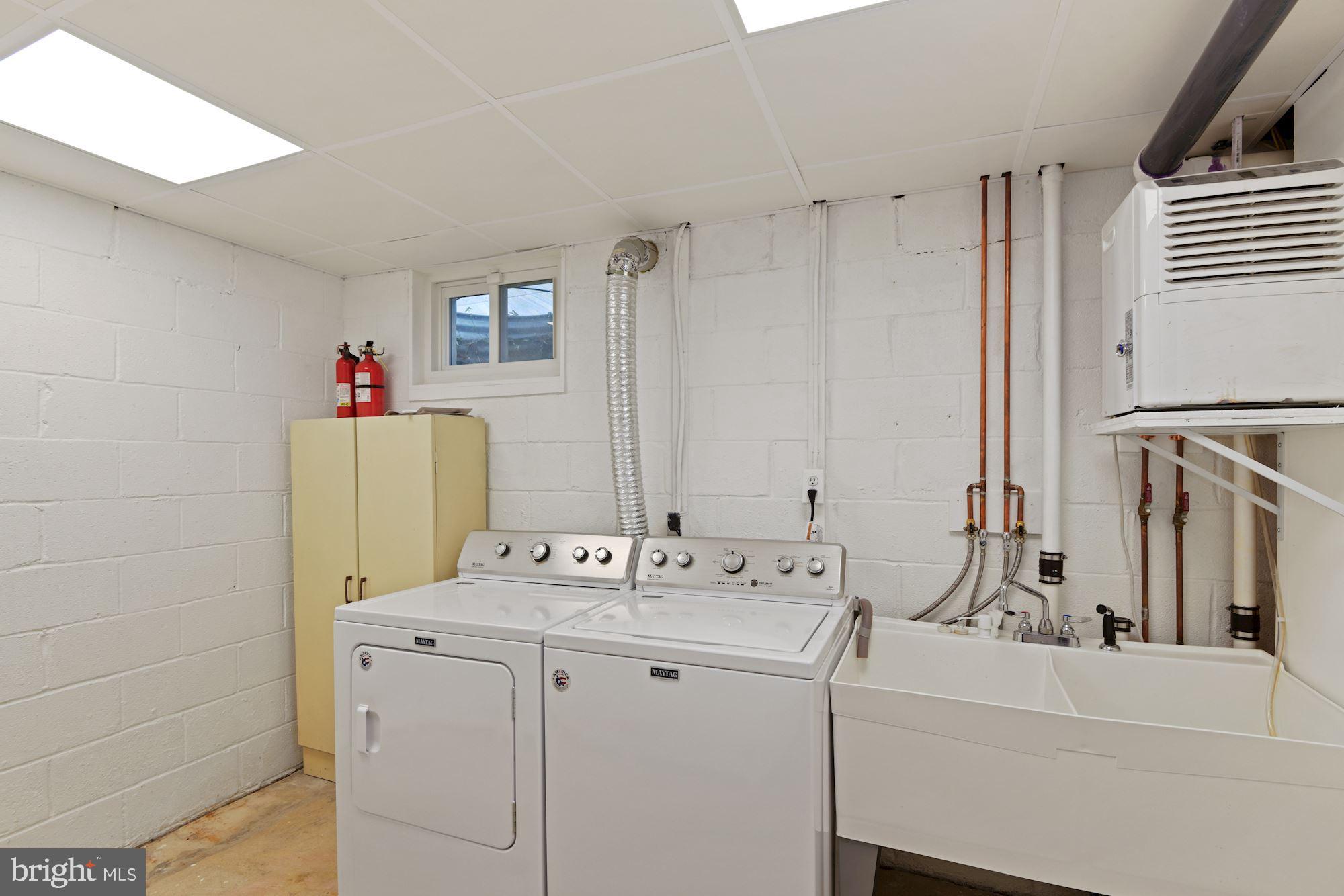 17617 Buehler Road Olney, MD 20832 - Photo 26 of 42 Laundry room with sink