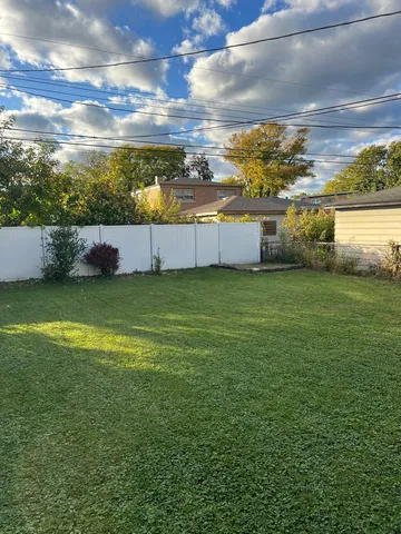 a view of a yard with a house