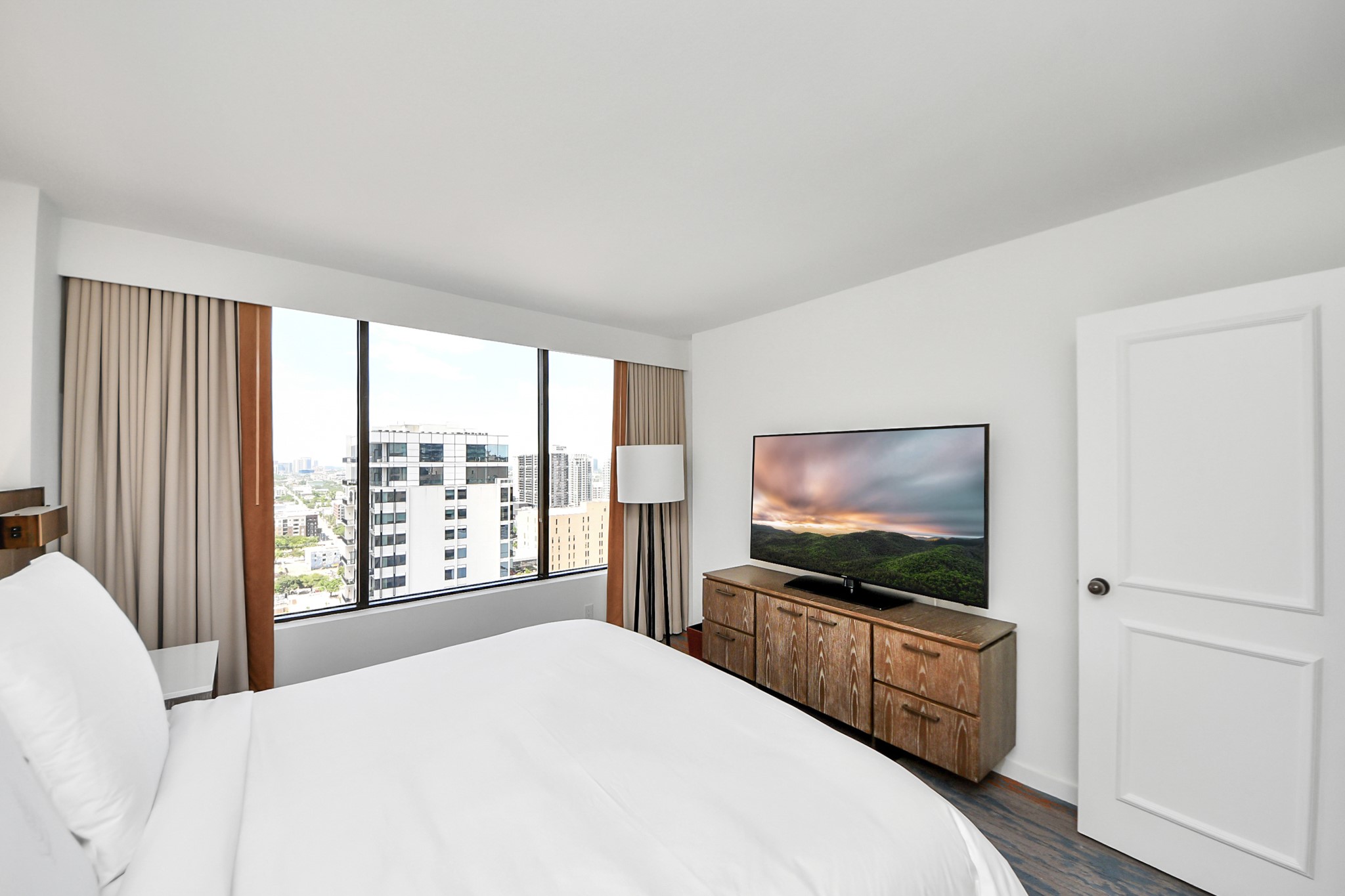 1300 Lamar Street, Unit T8 Houston, TX 77010 - Photo 19 of 48 a bedroom with a bed and a flat screen tv