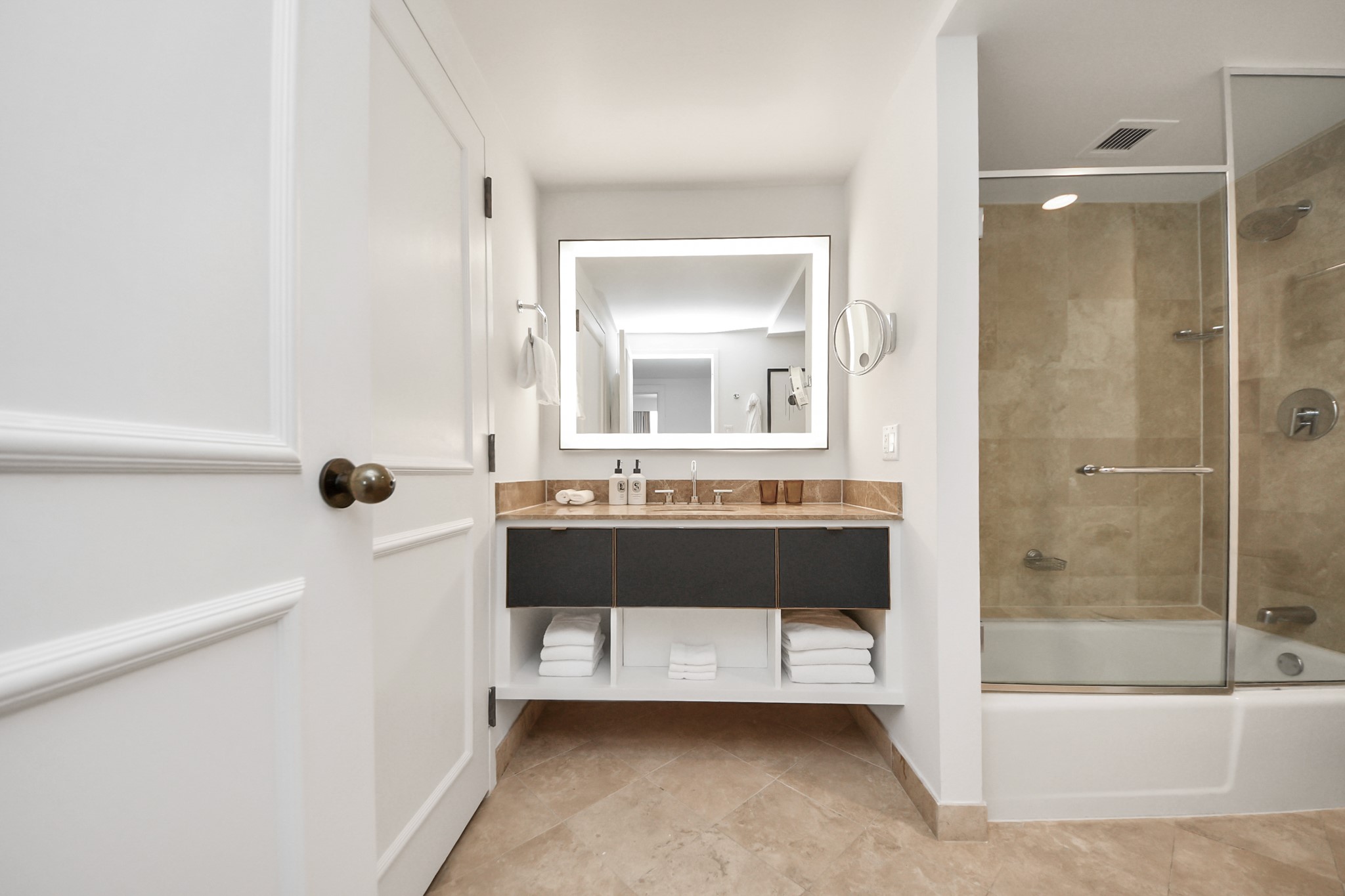 1300 Lamar Street, Unit T8 Houston, TX 77010 - Photo 28 of 48 a bathroom with a tub sink and mirror
