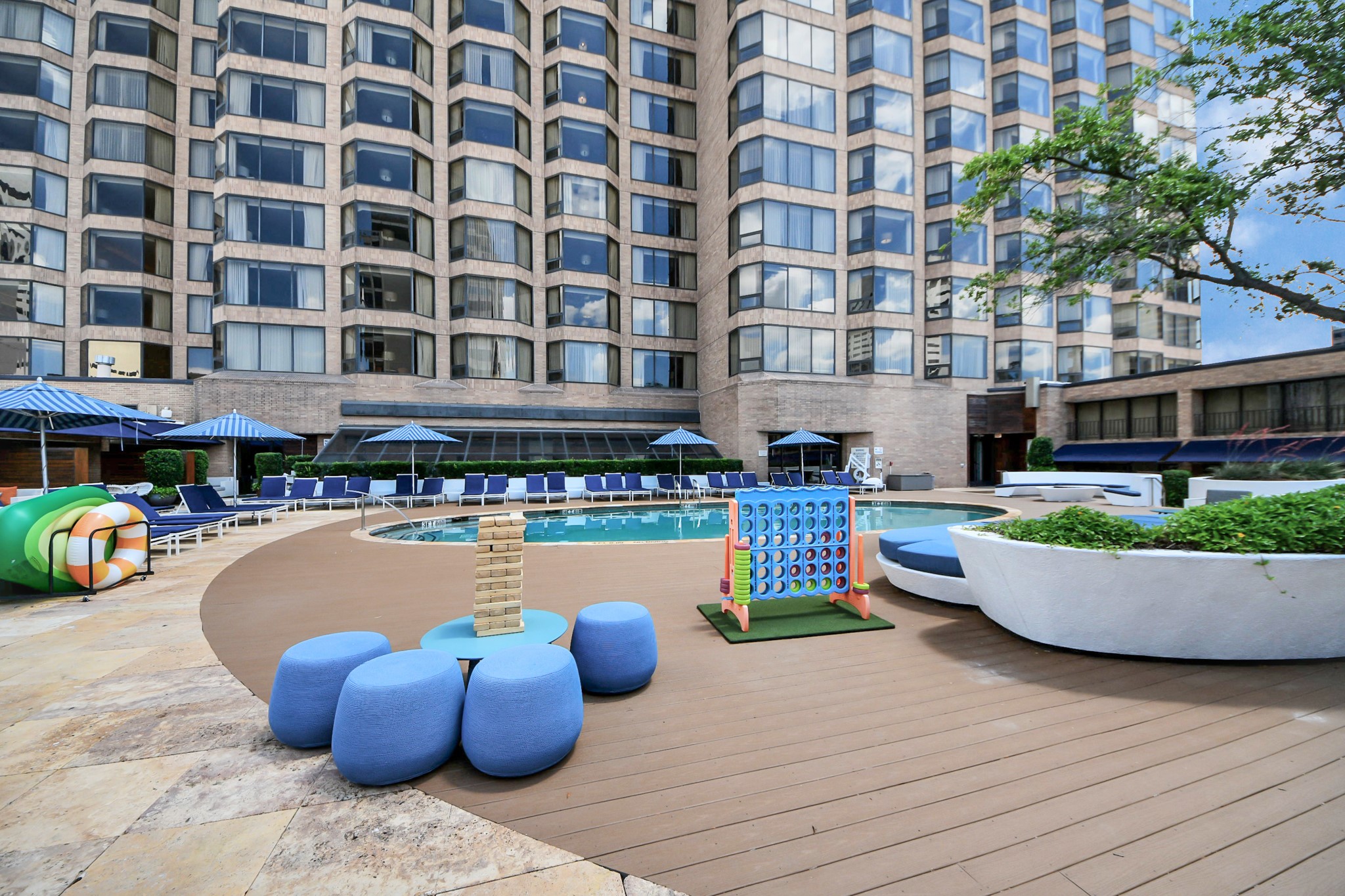 1300 Lamar Street, Unit T8 Houston, TX 77010 - Photo 41 of 48 a large building with swimming pool in front of it