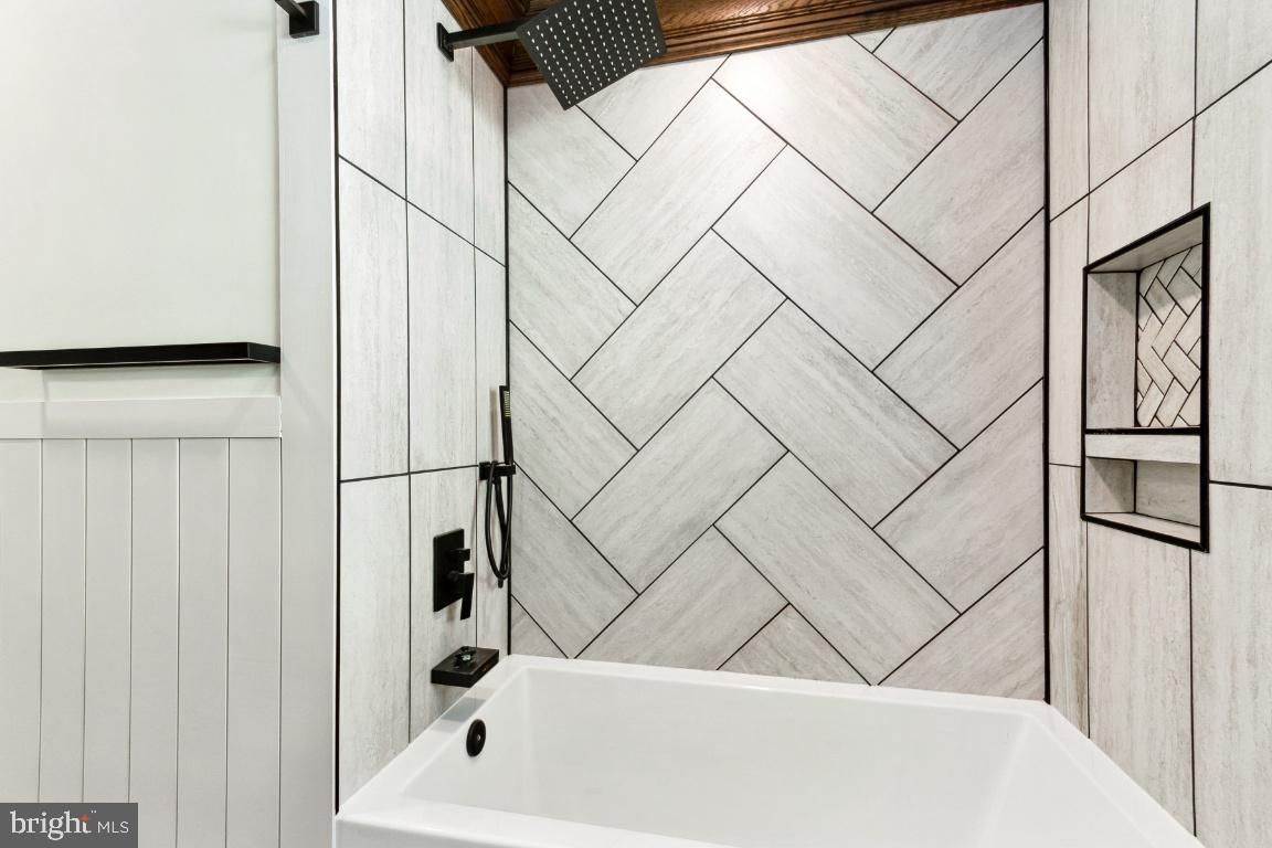19422 Resh Mill Road Hampstead, MD 21074 - Photo 23 of 55 a bathroom with a bathtub
