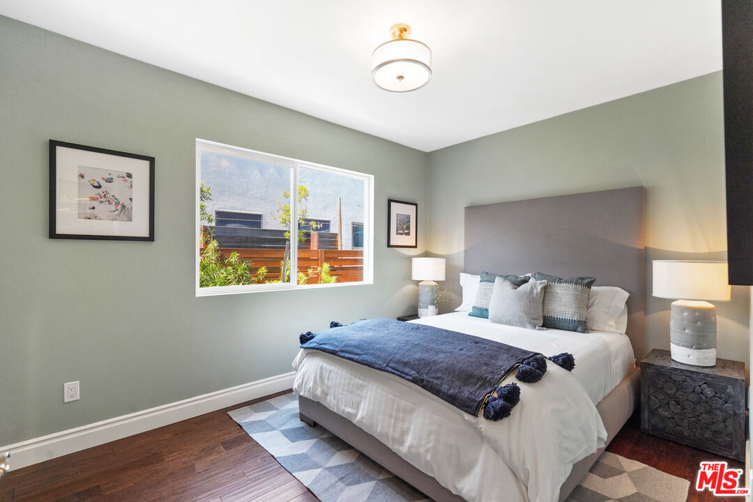 1774 Washington Way Venice, CA 90291 - Photo 19 of 42 a spacious bedroom with a bed and painting on the wall