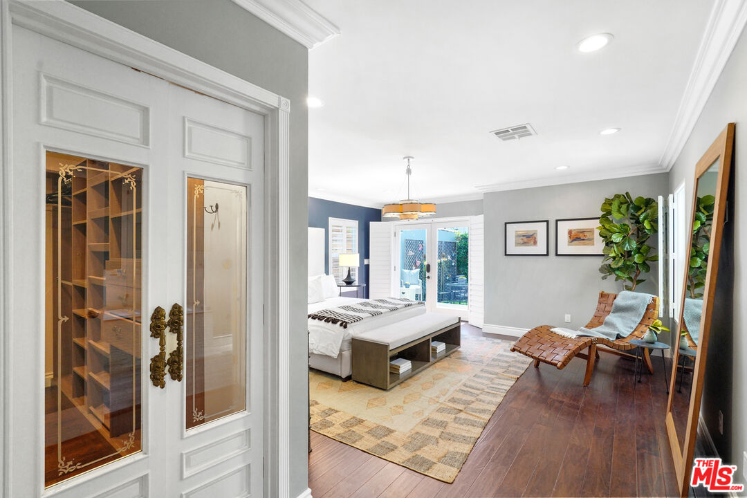 1774 Washington Way Venice, CA 90291 - Photo 20 of 42 a living room with furniture and a large window