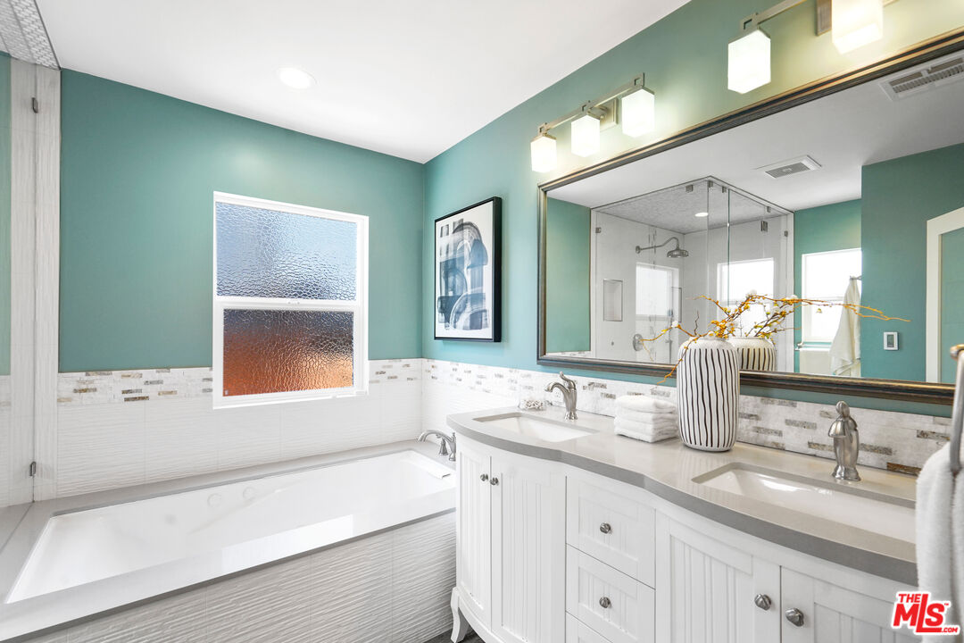 1774 Washington Way Venice, CA 90291 - Photo 24 of 42 a bathroom with a double vanity sink and a bathtub