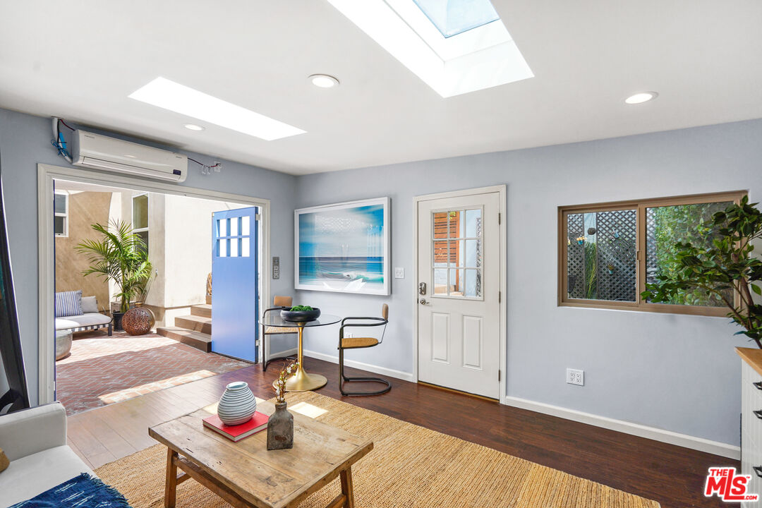 1774 Washington Way Venice, CA 90291 - Photo 31 of 42 a living room with furniture and a window