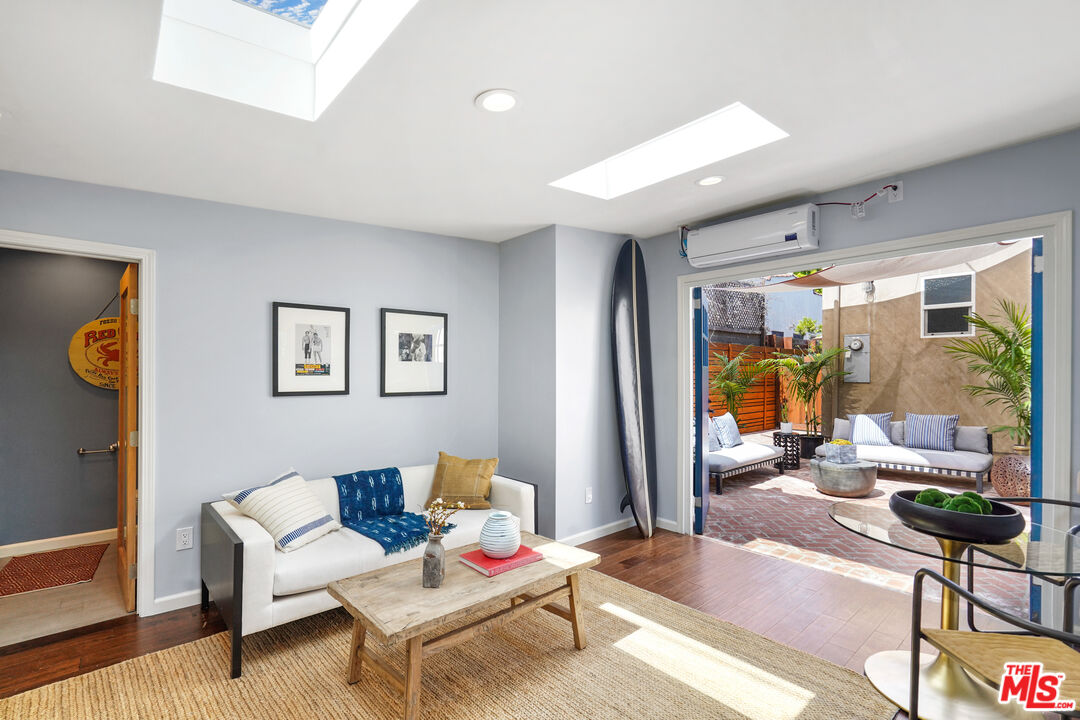 1774 Washington Way Venice, CA 90291 - Photo 32 of 42 a living room with furniture rug and window