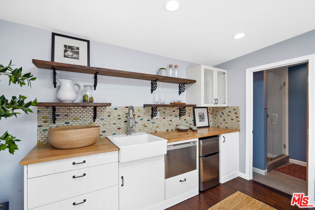 1774 Washington Way Venice, CA 90291 - Photo 34 of 42 a kitchen with a stove and cabinets
