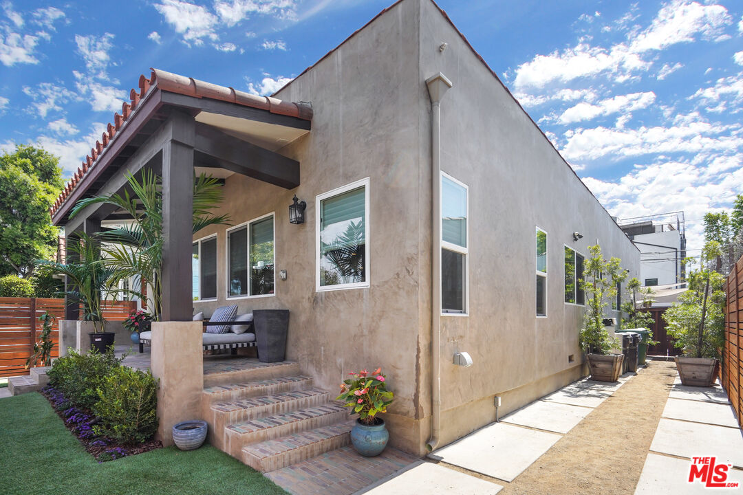 1774 Washington Way Venice, CA 90291 - Photo 4 of 42 a view of a house with many windows next to a yard