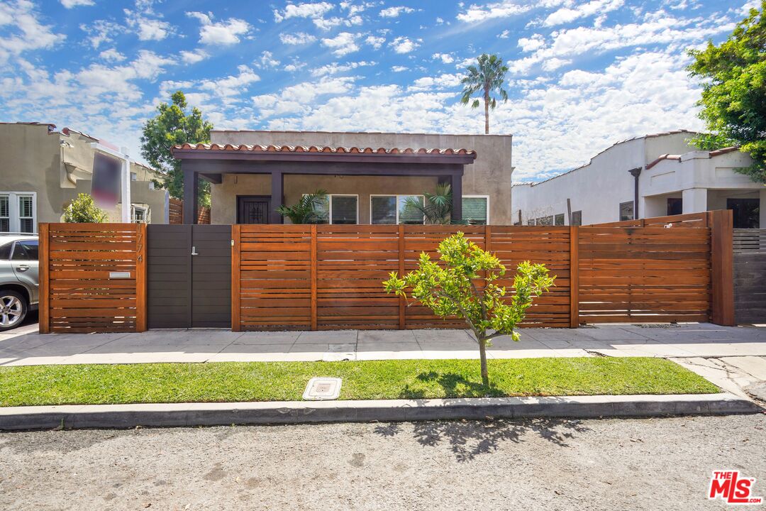 1774 Washington Way Venice, CA 90291 - Photo 42 of 42 a front view of a house with garden